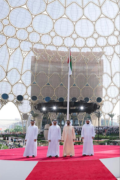 محمد بن راشد يرفع علم الإمارات في "إكسبو 2020" احتفاءً بيوم العلم
